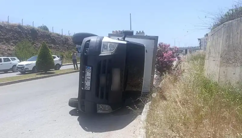 Hafif Ticari Araç, Kamyoneti Devirerek Kazaya Neden Oldu