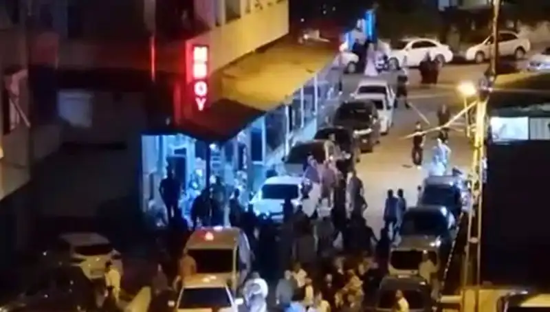 Düğün Çıkışı Şok Eden Olay: Kalabalığa Daldı!