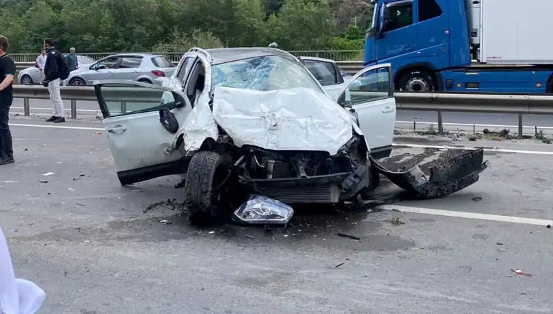 Beton Kanala Çarparak Bariyerlere Sürdü: 3 Yaralı Olayın Detayları