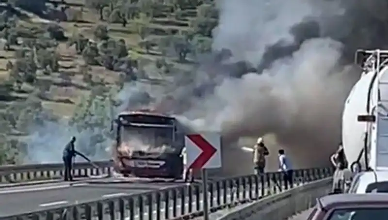 İzmir’deki Yerel Otobüs Yangını: Yolcuların Kahraman Tahliyesi