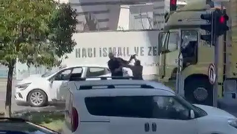 İstanbul Trafiğinde Çekiçli Dehşet! Ne Oluyor?