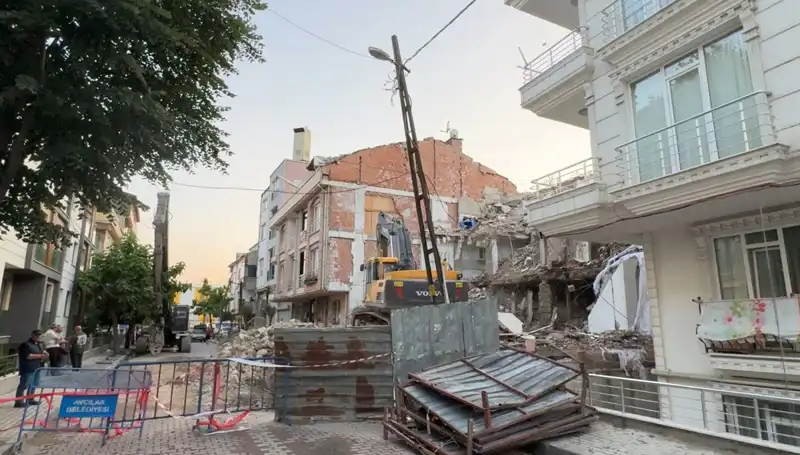 Yıkım İşi Sırasında Koptu: İki Sokak Elektriksiz Kaldı!