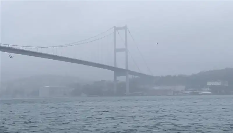 İstanbul Boğazı'nda Gemi Trafiği Siste Duraksadı: Fatih Sultan Mehmet Köprüsü Görülmüyor!