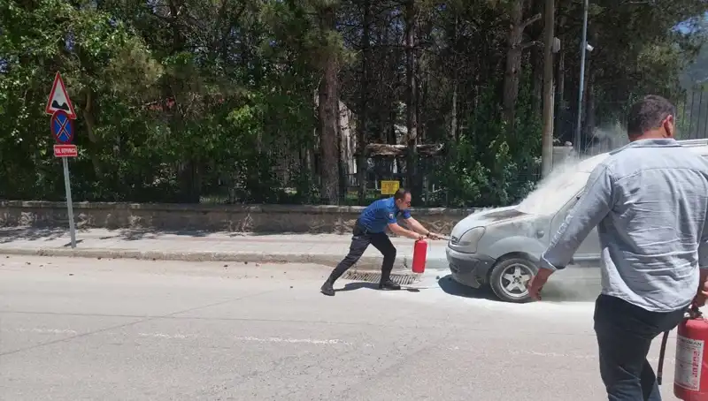 Emniyet Önünde Alev Alan Araç, Polis Ekibi Tarafından Hızla Söndürüldü