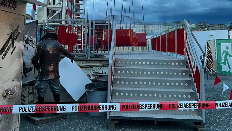 Salıncak Faciası: Reklam Direklerine Çarparak Büyük Tehlike Atlattılar