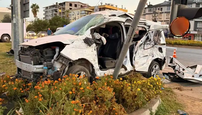 Antalya'da Midibüs ve Hafif Ticari Araç Çarpıştı: 6 Kişi Yaralandı