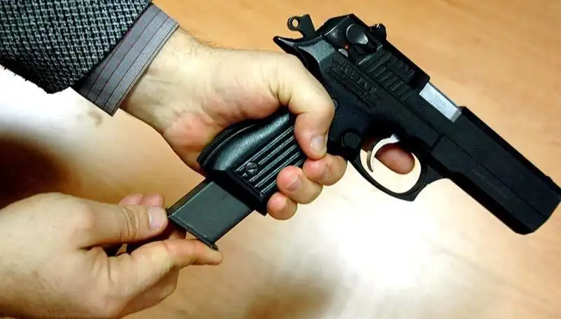 Silahını Kurcalarken Kendini Vurdu: Olayın Detayları ve Etkileri