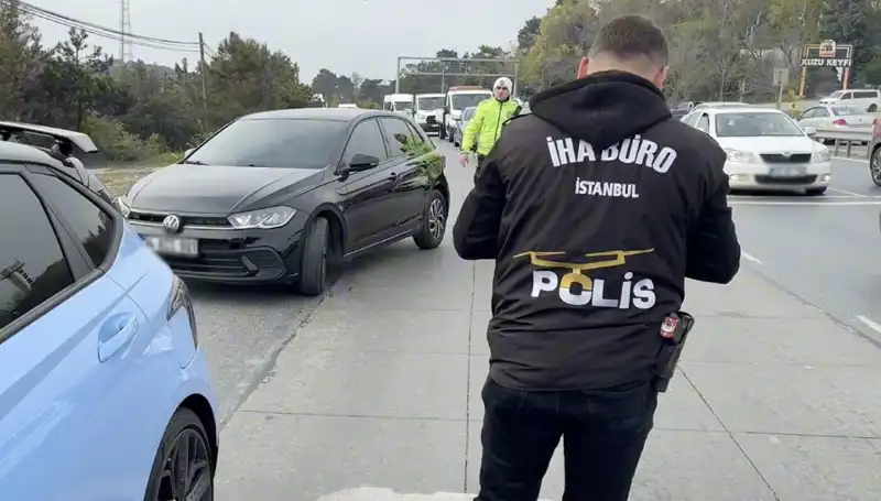 Emniyet Şeridini İhlal Eden Sürücünün İnanılmaz Olayı Şaşkına Çeviriyor!