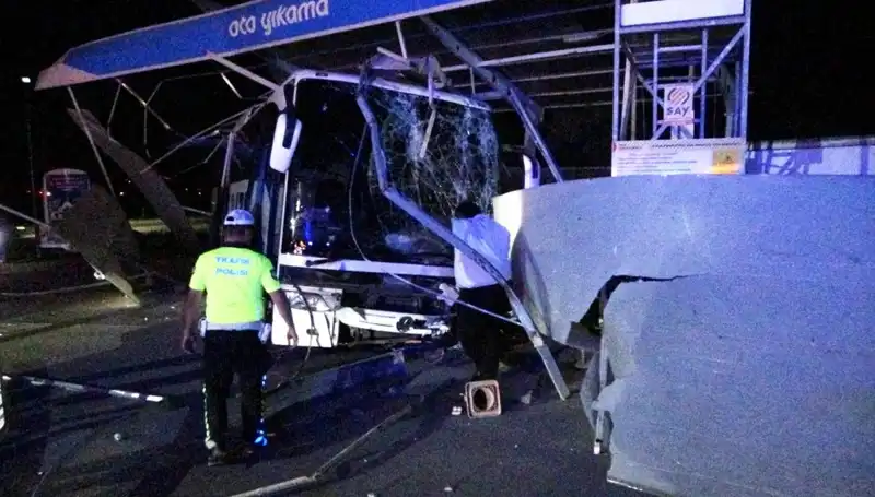 Otobüs Oto Yıkamaya Daldı: 8 Kişi Yaralandı, Olayın Detayları