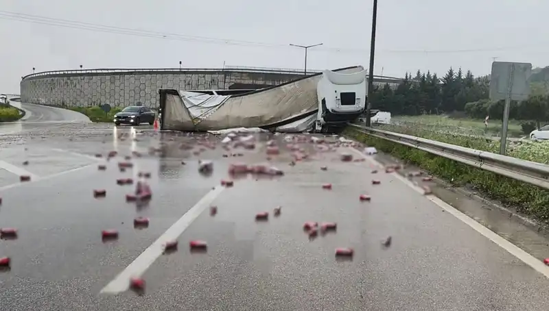 TIR Devrildi, Yolda İçki Şişeleri Saçıldı: Olayın Ayrıntıları