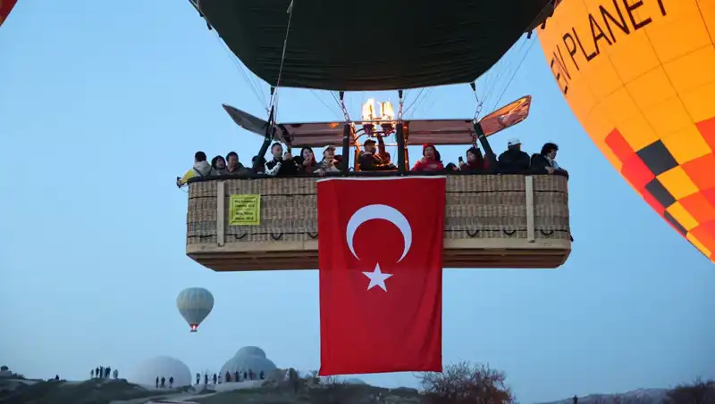 Kapadokya'nın Gökyüzü 23 Nisan'da Türk Bayraklarıyla Doldu
