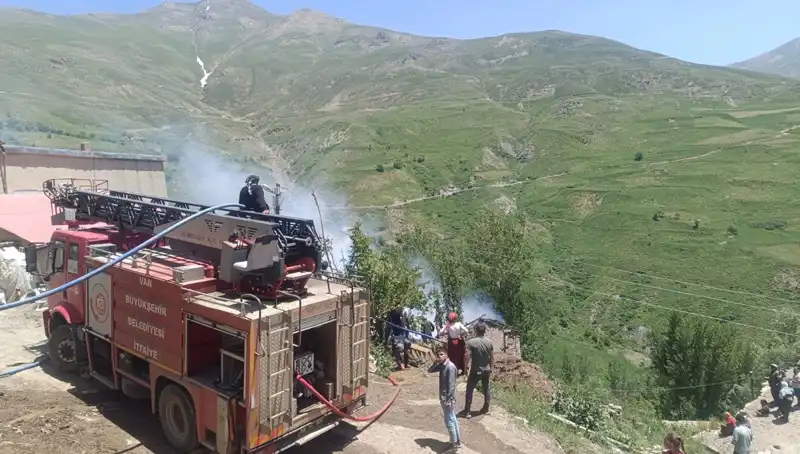 Van'da Trajedi: Evde Yangın Çıktı, Küçük Bir Çocuk Hayatını Kaybetti