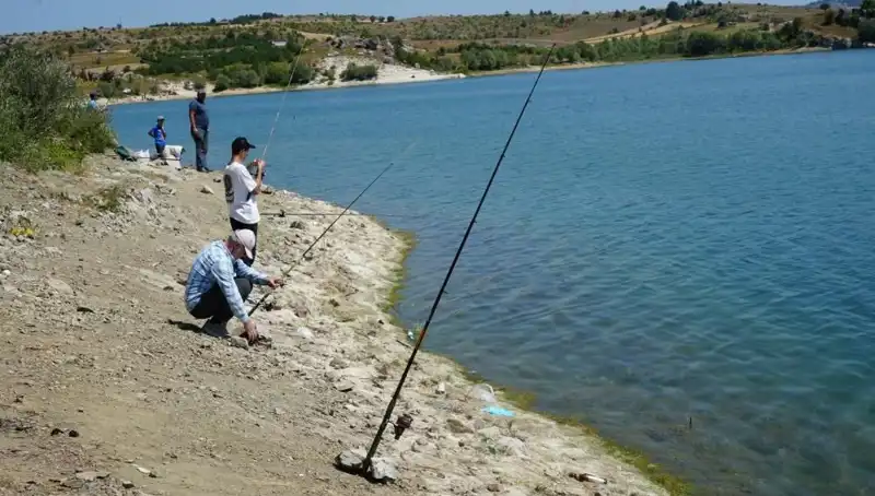 Kafesler Patladı: Balık Tutma Heyecanı Barajı Sarmaladı!