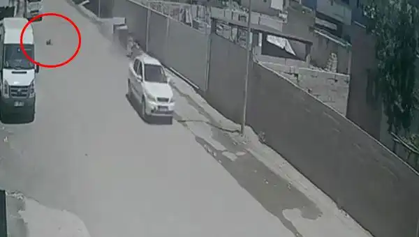 Küçük Çocuğa Araba Çarptı, Sürücü Olay Yerinden Kaçtı