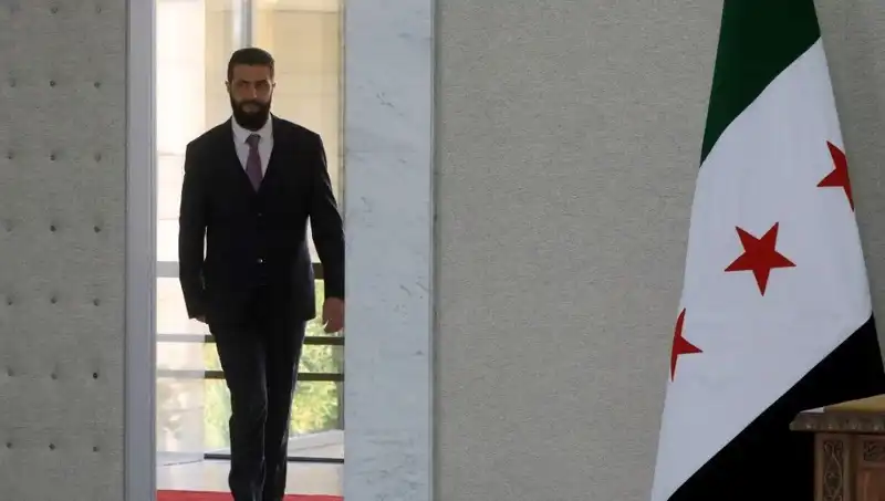 Paris'teki Şara-Macron Zirvesi: Fransa'nın Yeni Suriye Politikasına Destek Adımları
