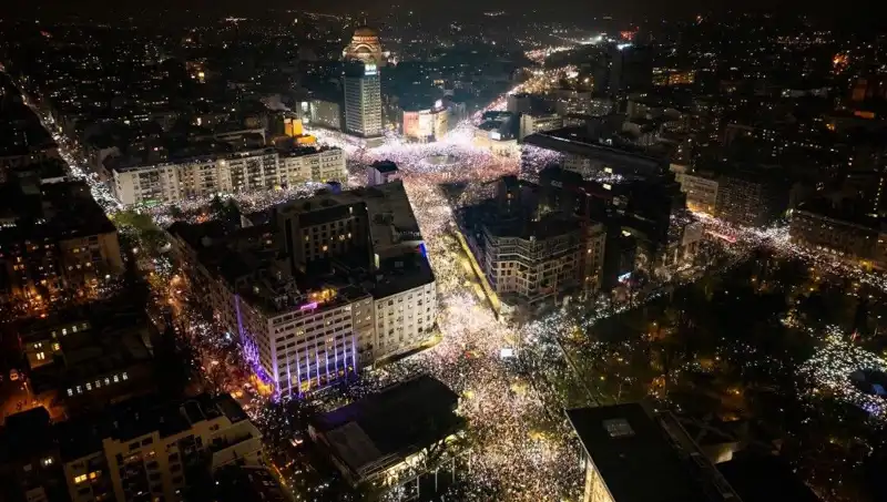 Sırbistan'da Öğrencilerin Ses Getiren Protestosu: Belgrad Sokakları Alev Alev