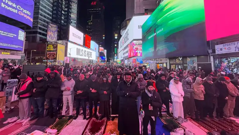 New York Times Meydanı'nda Teravih Namazı: Bir İmamın Davetiyle Başlayan Manevi Buluşma