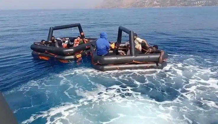 Ayvacık'ta 19 Kaçak Göçmen Kurtarılarak Güvende Oldular