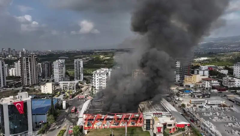Mersin'de Fabrika Yangını: TOMA ve İtfaiye Zamanla Yarıştı