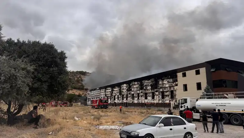 Kayseri'deki Mobilya Fabrikasında Korkunç Yangın: Herkes Tedirgin