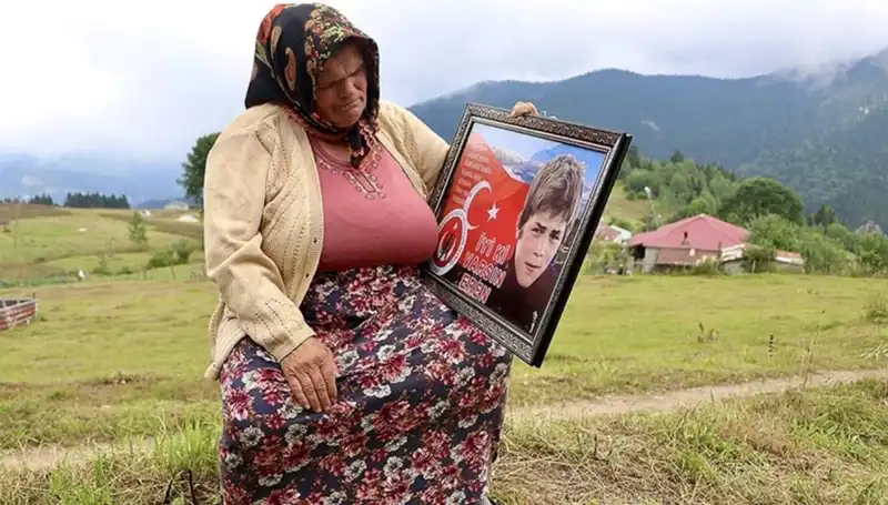 DEM Parti, Eren Bülbül'ün Annesine Özel Bir Bayram Kutlaması Düzenledi