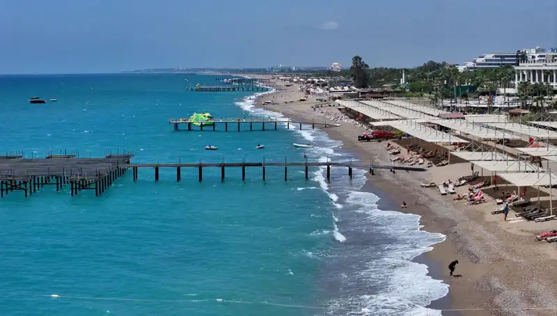 Antalya Sahillerinde Güneşli Hava: Yerli ve Yabancı Turist Akını Başladı
