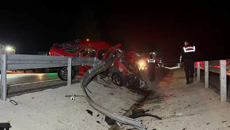 Otomobil Bariyerlere Çarptı: Feci Kaza 2 Can Aldı