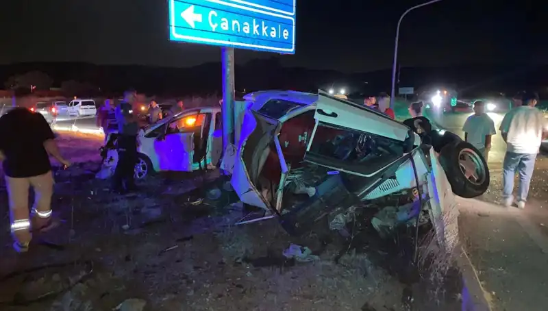 Çanakkale’de İki Otomobil Çarpıştı: Yaralıların Durumu Ciddiyetini Koruyor