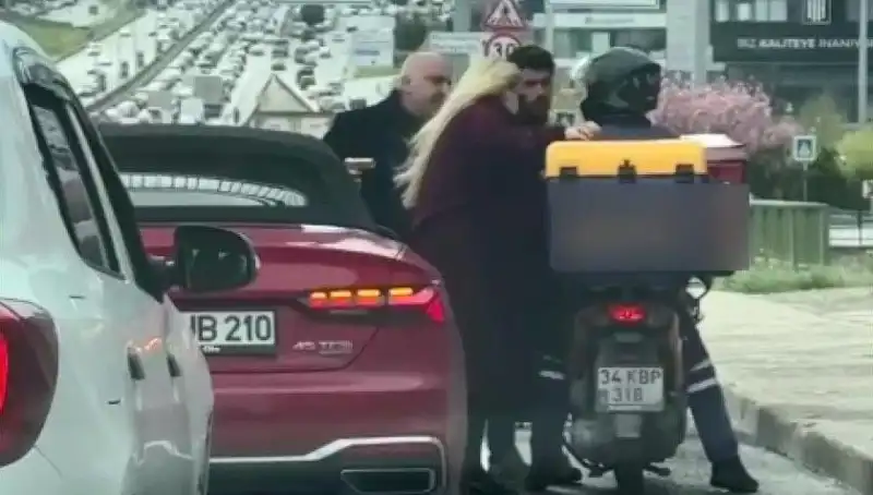 D-100'de Dehşet Anları: Motokuryeye Silah Çeken Kişi Araştırılıyor