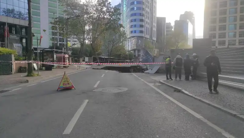 Sarıyer'de Üzücü Yol Çökmesi: Cadde Uzun Süre Trafiğe Kapalı Kalacak