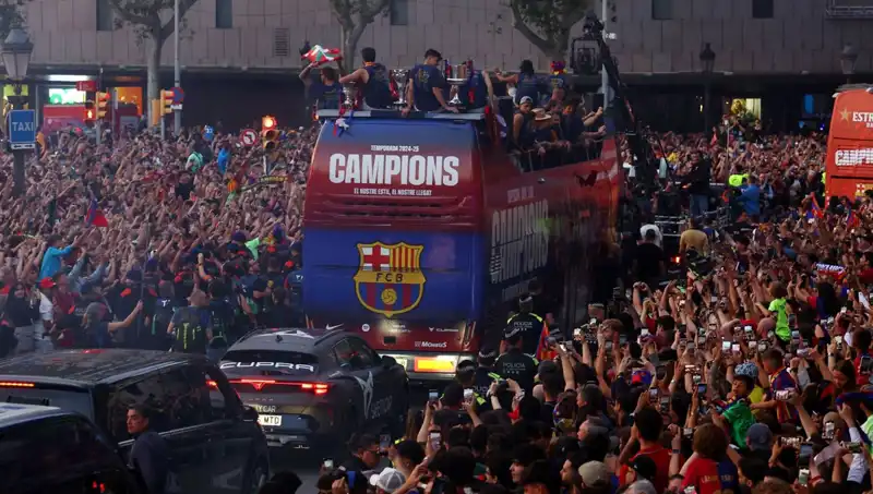 FC Barcelona Futbol Takımı, Taraftarlarıyla Unutulmaz Bir Gün Geçirdi