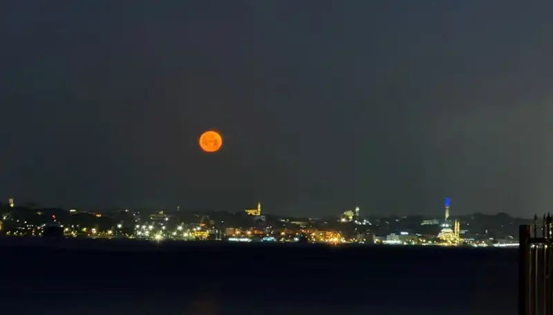 Çilek Dolunayı İstanbul'u Sarmaladı: Dikkat Çeken Görsellik