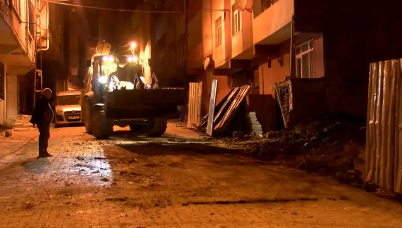 Bağcılar’daki Yana Eğilen Bina Acil Olarak Boşaltıldı! Nedenleri ve Sonrası