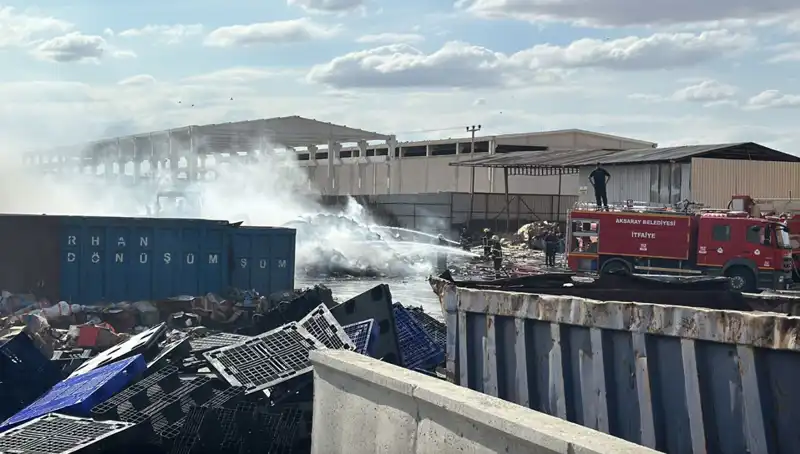 Aksaray'daki Geri Dönüşüm Fabrikasında Korkutan Yangın: Detaylar Ortaya Çıktı