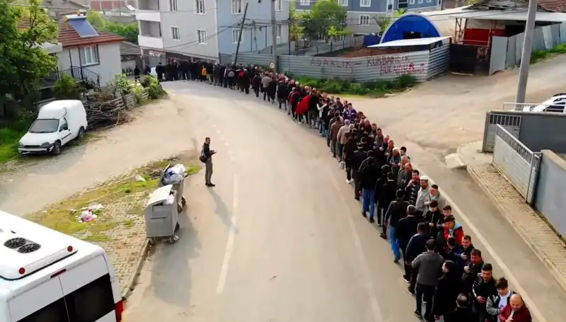 Bursa'da Bayram Geleneği: 1 Kilometrelik Kuyrukla Bayramlaşma Anları