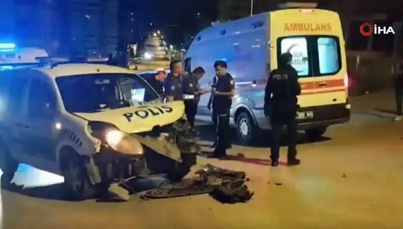 Ankara'da Trafik Kazası: Hafif Ticari Araçla Polis Aracı Çarpıştı