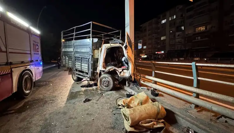 Kamyonet Kontrolden Çıktı: Yön Tabelasına Çarpan Sürücü Yaralandı