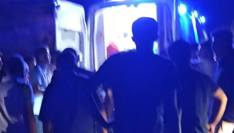 Otomobil Uçuruma Yuvarlandı: Yaralanan Sürücü Hastaneye Kaldırıldı