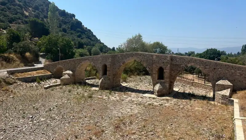 Uyuşturucu Sorunu Tarihi Yunan Köprüsü’nü Tehdit Ediyor