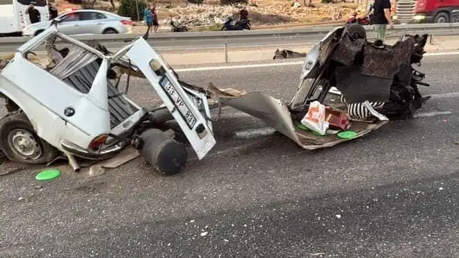 Bariyere Çarpan Araçta Feci Kaza: 1 Ölü, 1 Yaralı!