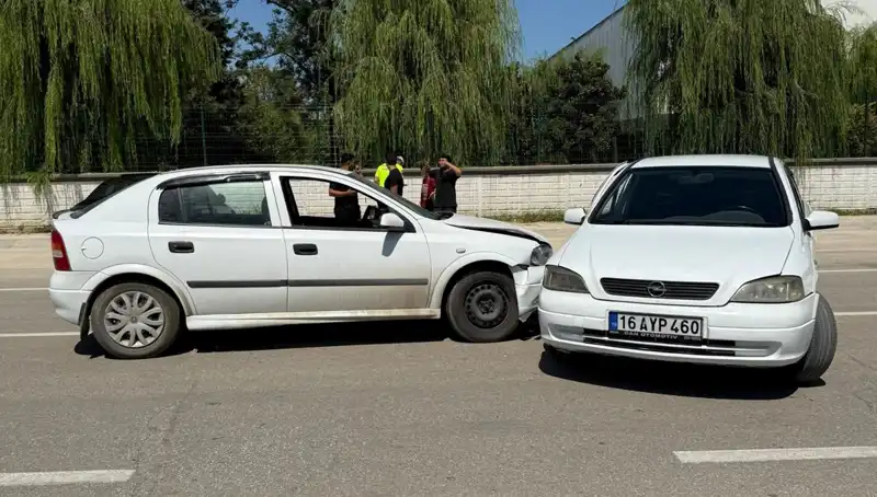 İki Otomobil Çarpıştı: Kaza Sonrası Yaşananlar ve Yaralıların Durumu