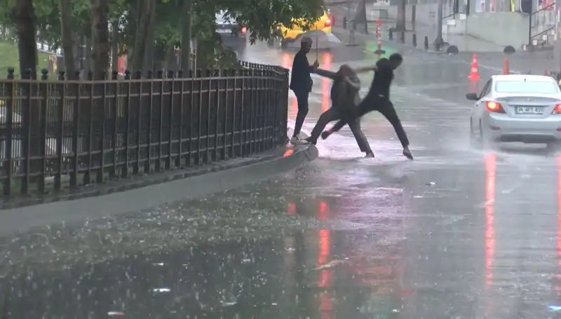 İstanbul ve İzmir İçin Meteorolojiden Art Arda Uyarılar: Turuncu Kodlu Alarm!