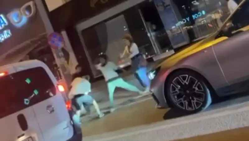 Kentteki Cadde Spertaküs Mücadelesi: Yumruklar ve Adrenalinin Yükseldiği Anlar