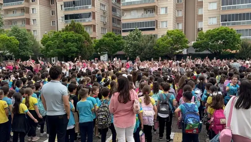 Öğrencilerden Annelerini Ağlatan Duygusal Sürpriz Olayı