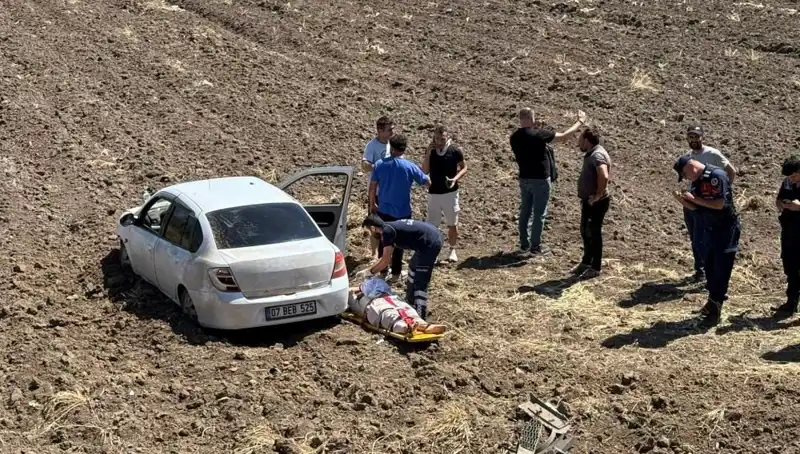 Osmaniye'de Otomobil Tarlaya Uçtu: Üç Yaralı, Olayın Detayları Şok Edici!