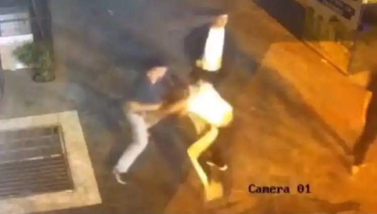 İstanbul Sokaklarında Şok Edici Kavga: Tekmeli ve Yumruklu Mücadele!