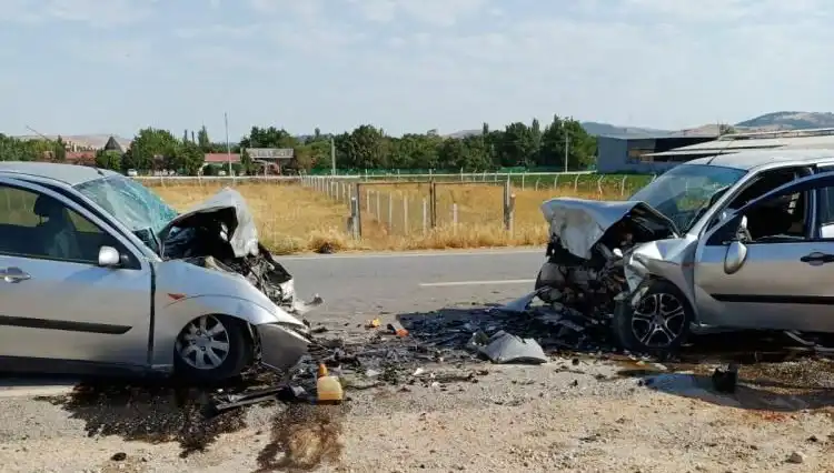 Balıkesir'de Kafa Kafaya Kaza: Bir Ölü, Bir Yaralı Şok Edici Olay!