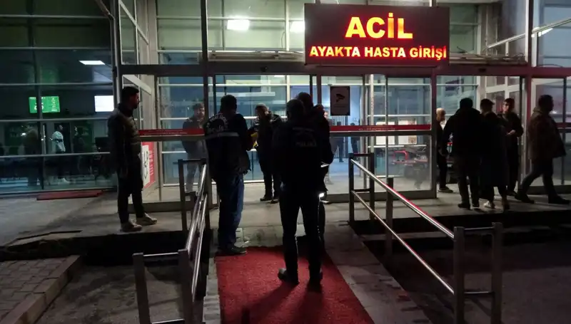 Hastane Acil Servisinde Silahlı Kavga: 3 Yaralı ve Kaos Ortamı