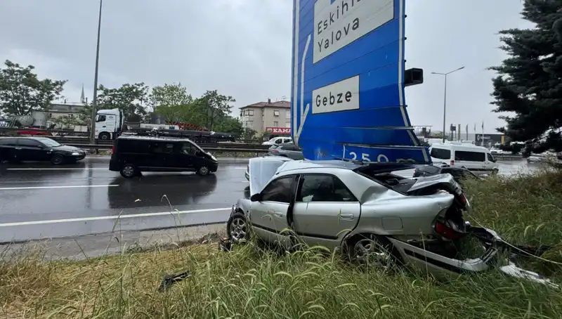 Trafik Levzasına Çarparak Kaza Yapan Araçta Bir Yaralı