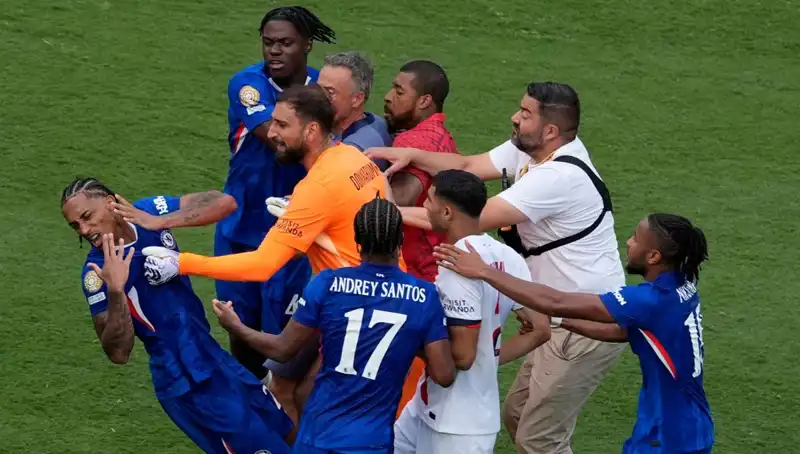 Dev Finalde Ortalık Karıştı: Teknik Direktör ve Futbolcu Arasında Yumruklar Uğuştu!